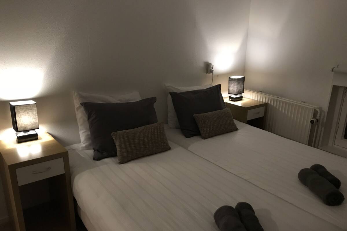 1 Schlafzimmer, Schreibtisch, schallisolierte Zimmer