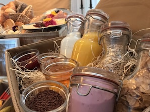 Tägliches großes Frühstück (15.00 EUR pro Person)