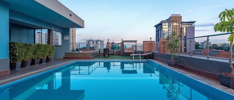 Una piscina al aire libre