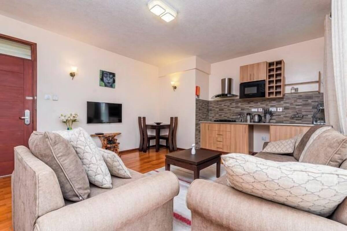 Woonruimte | Flatscreentelevisie, boeken en een stereo