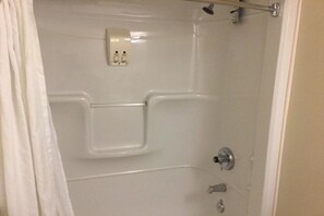 Douche, articles de toilette gratuits, serviettes fournies