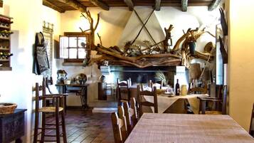 Lokale Küche, Blick auf den Garten