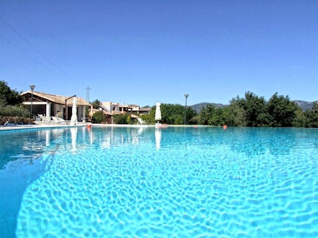 季节性开放的室外游泳池. 杏仁 I 农庄酒店