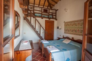 Quarto triplo | Escrivaninha, Wi-Fi de cortesia, roupa de cama