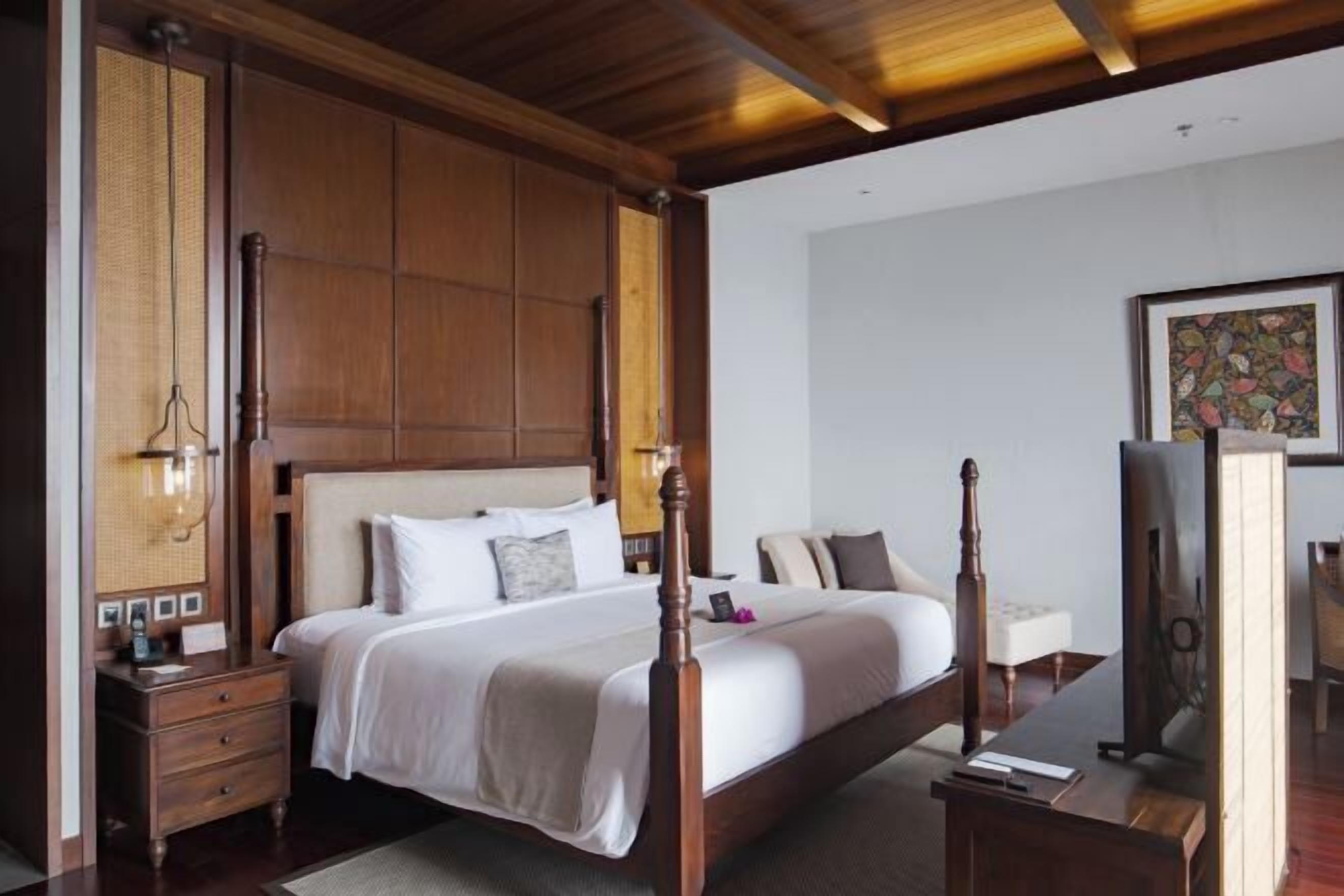 In-room safe, laptop workspace, blackout drapes, iron/ironing board
