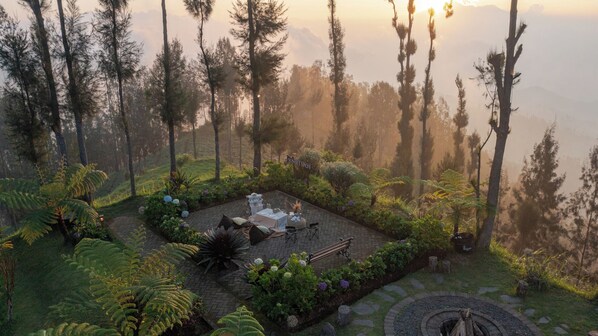 Outdoor dining - Plataran Bromo (Wonokitri)
