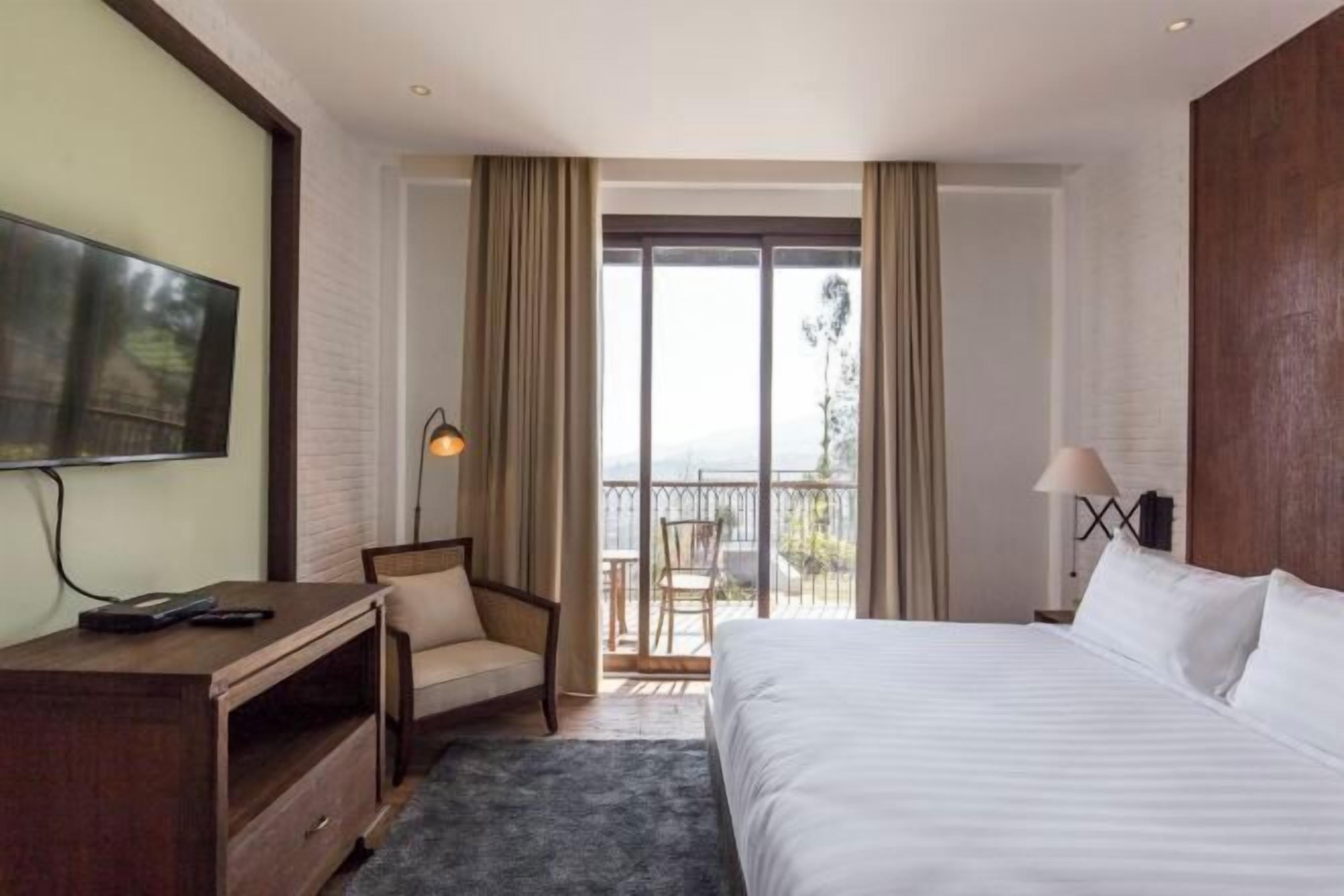 Safe på rommet, skrivebord for bærbar PC og blendingsgardiner