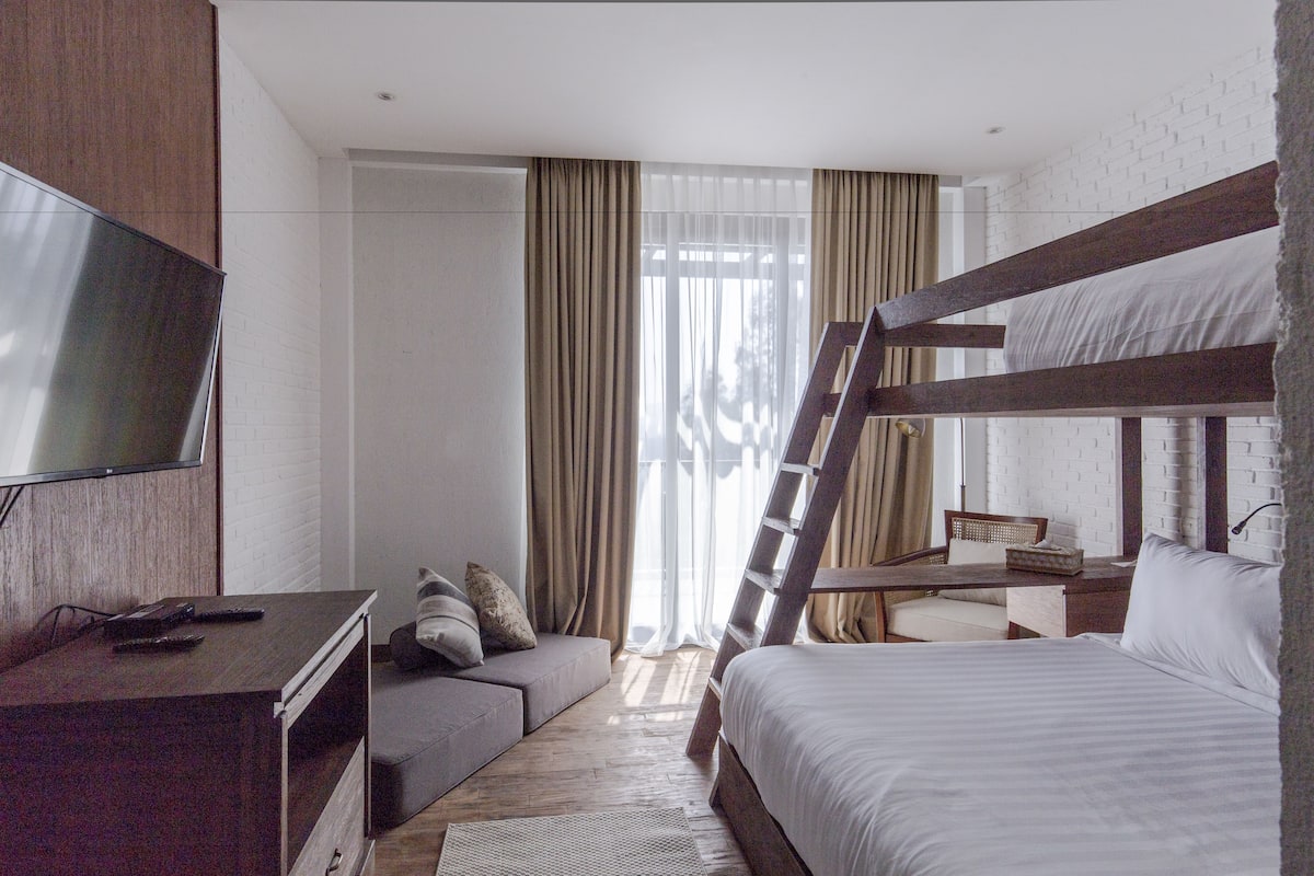 Chambre familiale (Deluxe) | Coffre-fort, rideaux dâobscurcissement, fer et planche Ă repasser