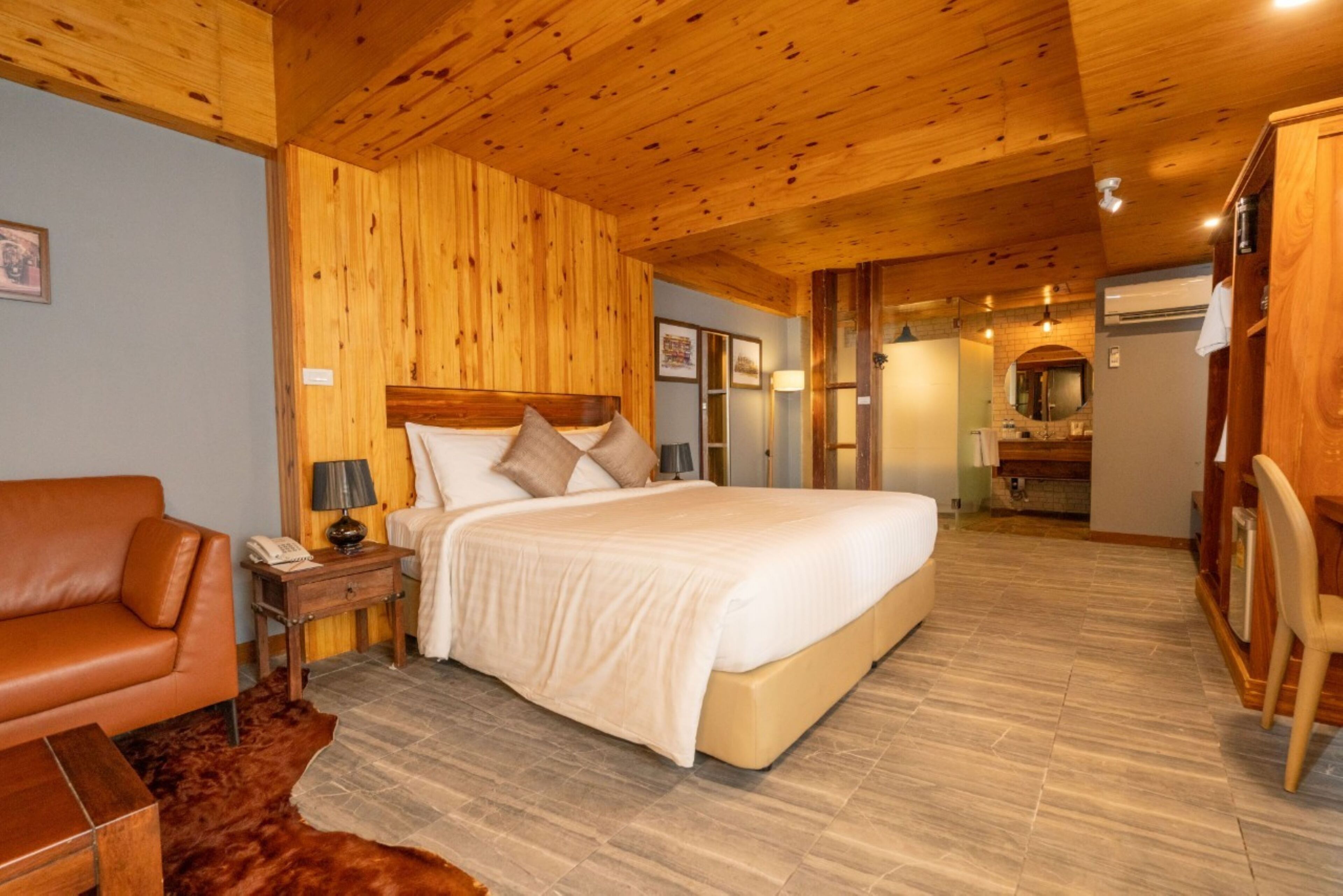 Gallery Studio | Minibar, in-room safe, desk, blackout drapes