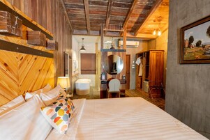 Romantic Studio | Minibar, in-room safe, desk, blackout drapes