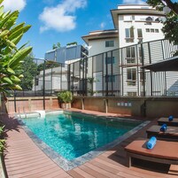 Una piscina al aire libre