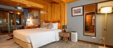 Estudio Gallery | Minibar, caja de seguridad en la habitación y escritorio