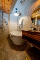 Bañera y ducha independientes, bañera profunda