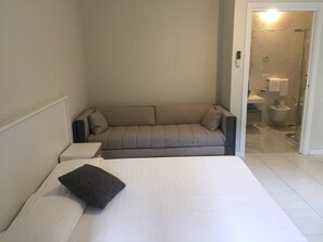 Minibar, coffres-forts dans les chambres, bureau, Wi-Fi gratuit