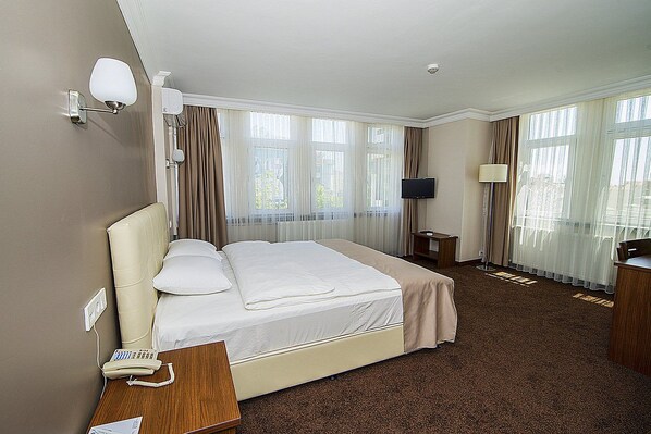 Minibar, escritorio, cunas gratuitas y wifi gratis