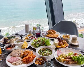 3 개의 레스토랑, 아침 식사, 점심 식사, 저녁 식사 제공(현지 및 세계 요리)