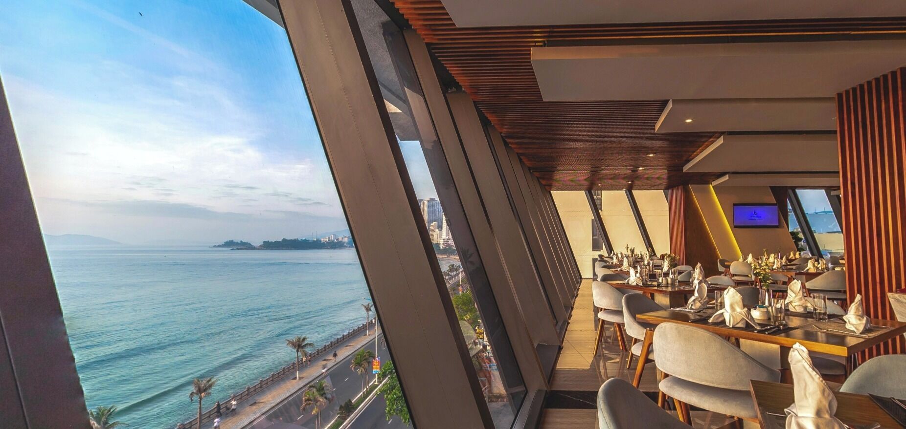 3 restaurants, spécialités Cuisine locale et internationale