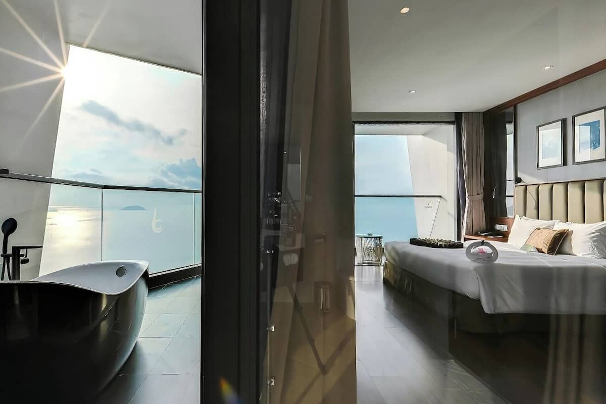 Premium Double Room, Ocean View | Bathroom | Free toiletries, hair dryer, bathrobes, slippers