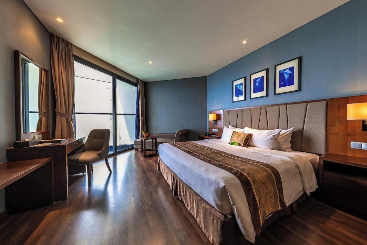 1 bedroom, Egyptian cotton sheets, premium bedding, down duvets