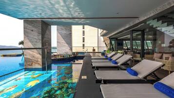 Kolam renang terbuka, payung kolam, kerusi lepak pantai