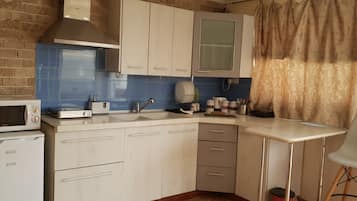 Studio tiện nghi đơn giản | Bếp nhỏ riêng | Tủ lạnh, lò vi sóng, bếp nấu, ấm điện