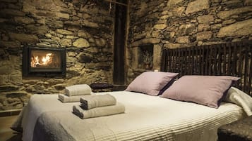 Habitación doble, chimenea | Cortinas opacas, camas supletorias, wifi gratis y ropa de cama