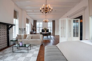 Superior Suite | Roupas de cama premium, cofres nos quartos, escrivaninha