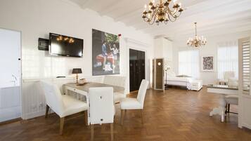 Superior Suite | In-room dining