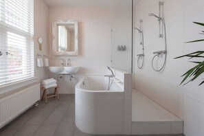 Superior Suite | Salle de bain | Douche, articles de toilette (gratuits), séchoir à cheveux