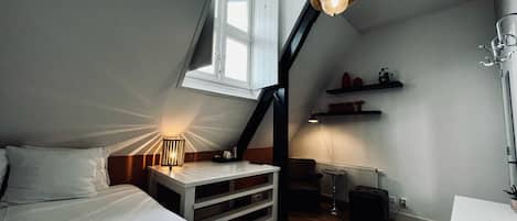 Classic Room | In-room safe, desk, free WiFi, bed sheets