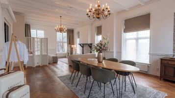 Superior Suite | Luxe beddengoed, een kluis op de kamer, een bureau, gratis wifi