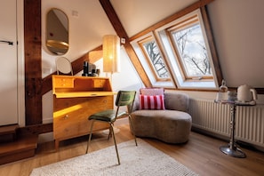 Tower Room | Sängtillbehör av högsta kvalitet och värdeförvaringsskåp på rummet