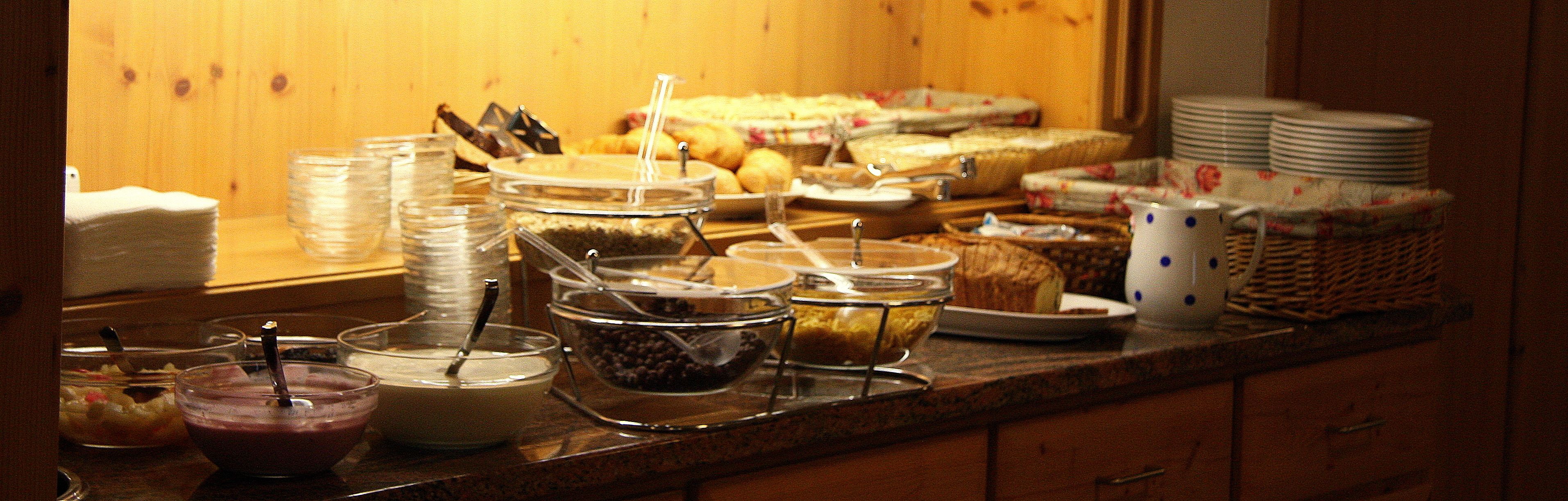 Een buffet met diverse gerechten en bestek.