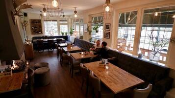 Breakfast, lunch, dinner served; international cuisine