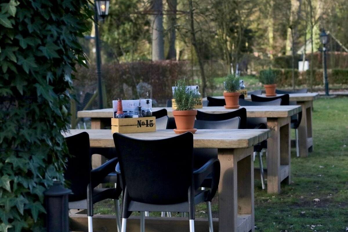 breakfast, lunch, dinner served; international cuisine