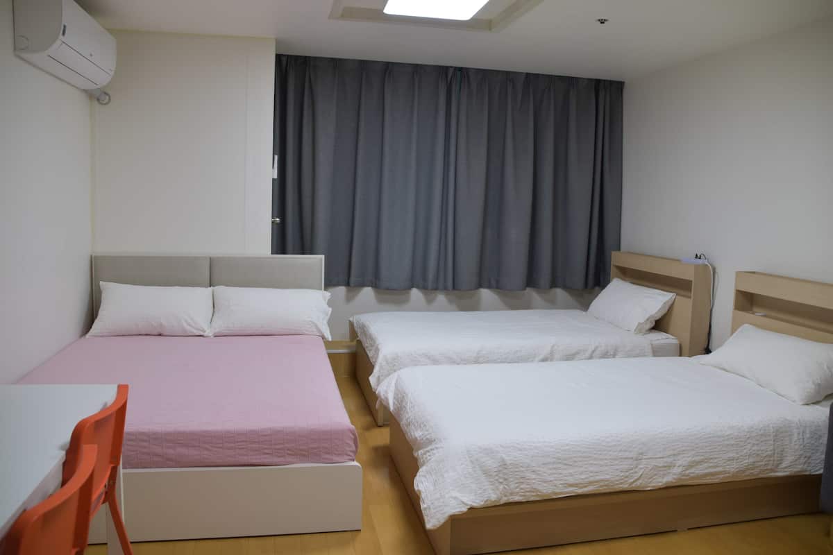 Hongdae Kim's House A | Blackout curtains, iron/ironing board, free WiFi