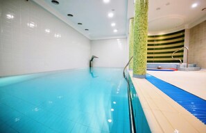 Piscina coperta, con ingresso dalle 08:00 alle 21:00, lettini