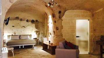 Deluxe Suite (Cave) | Hypo-allergenic bedding, down comforters, pillowtop beds, minibar