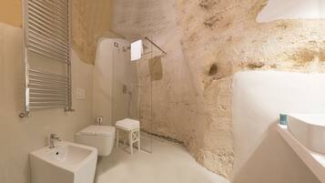 Un baño con bañera, ducha y lavamanos.
