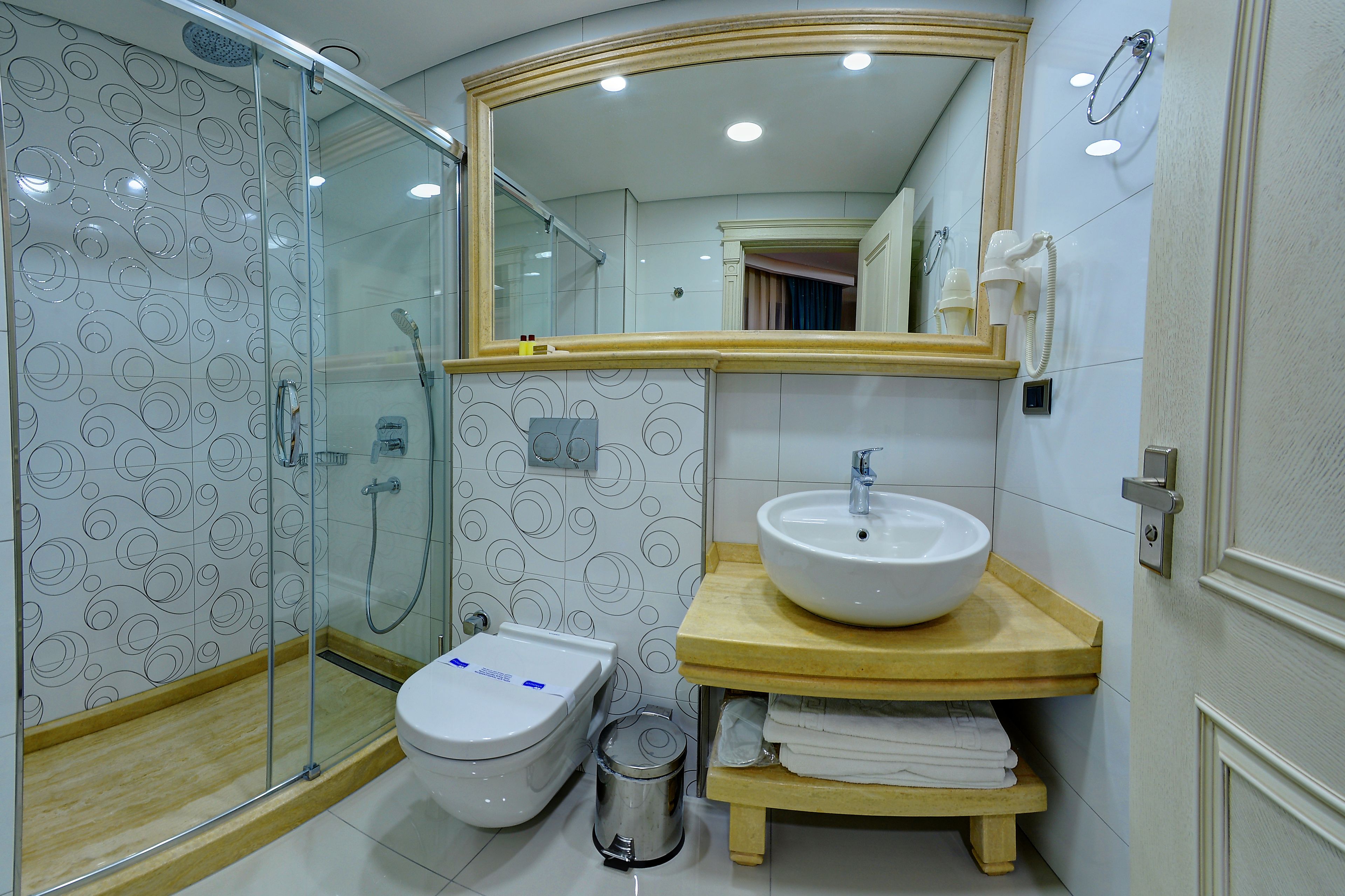 shower, rainfall showerhead, free toiletries, hair dryer