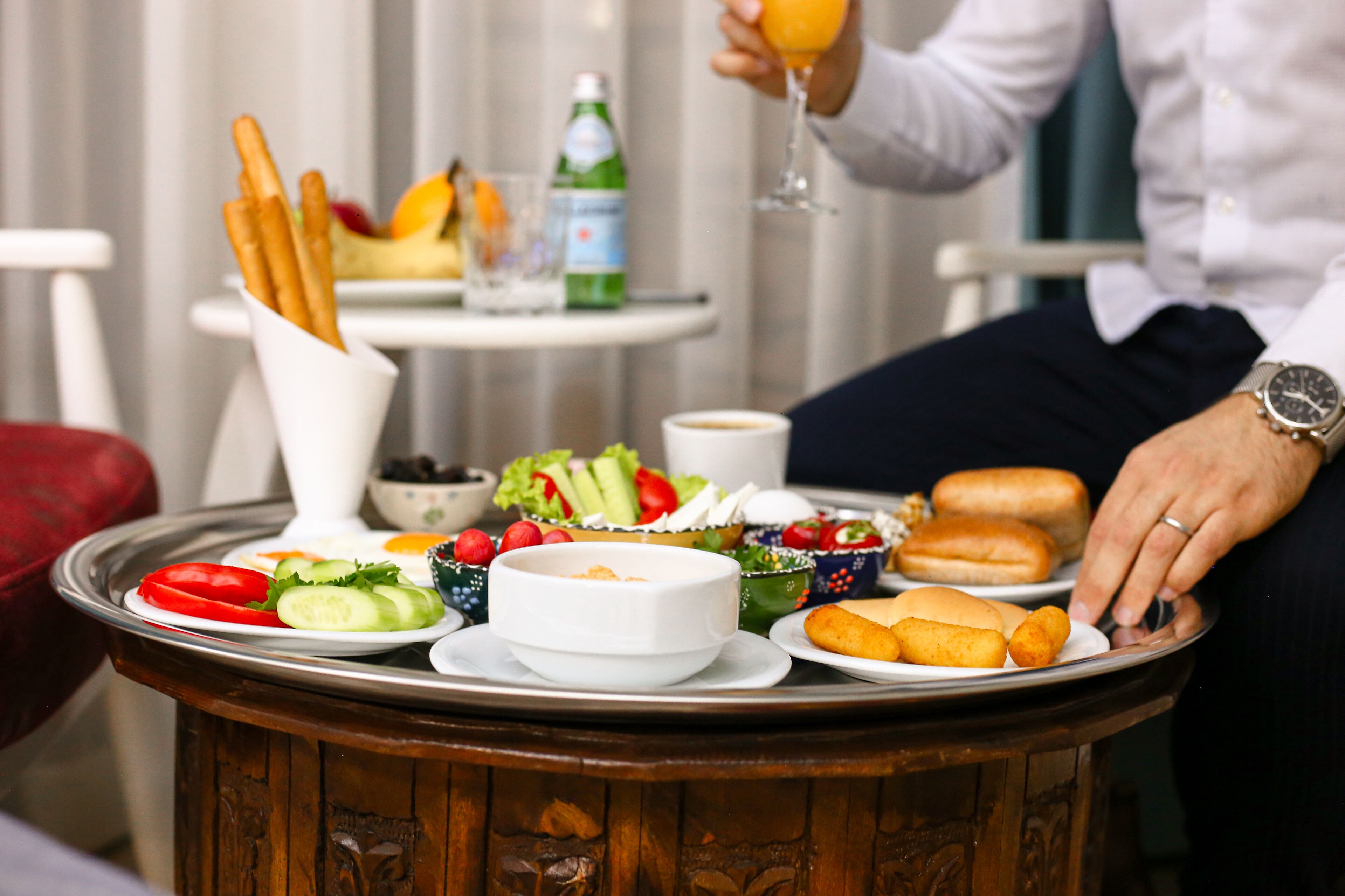 deluxe double room, 1 king bed, non smoking | in-room dining