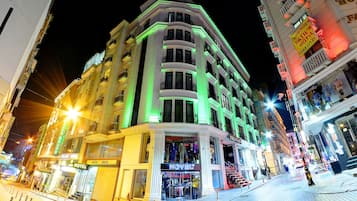 Fachada da propriedade à noite