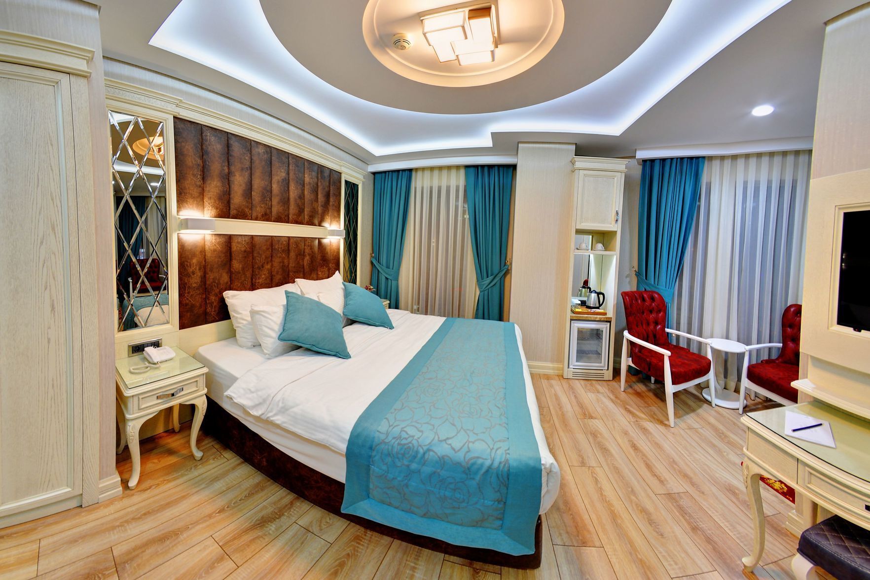 Premium bedding, in-room safe, laptop workspace, soundproofing