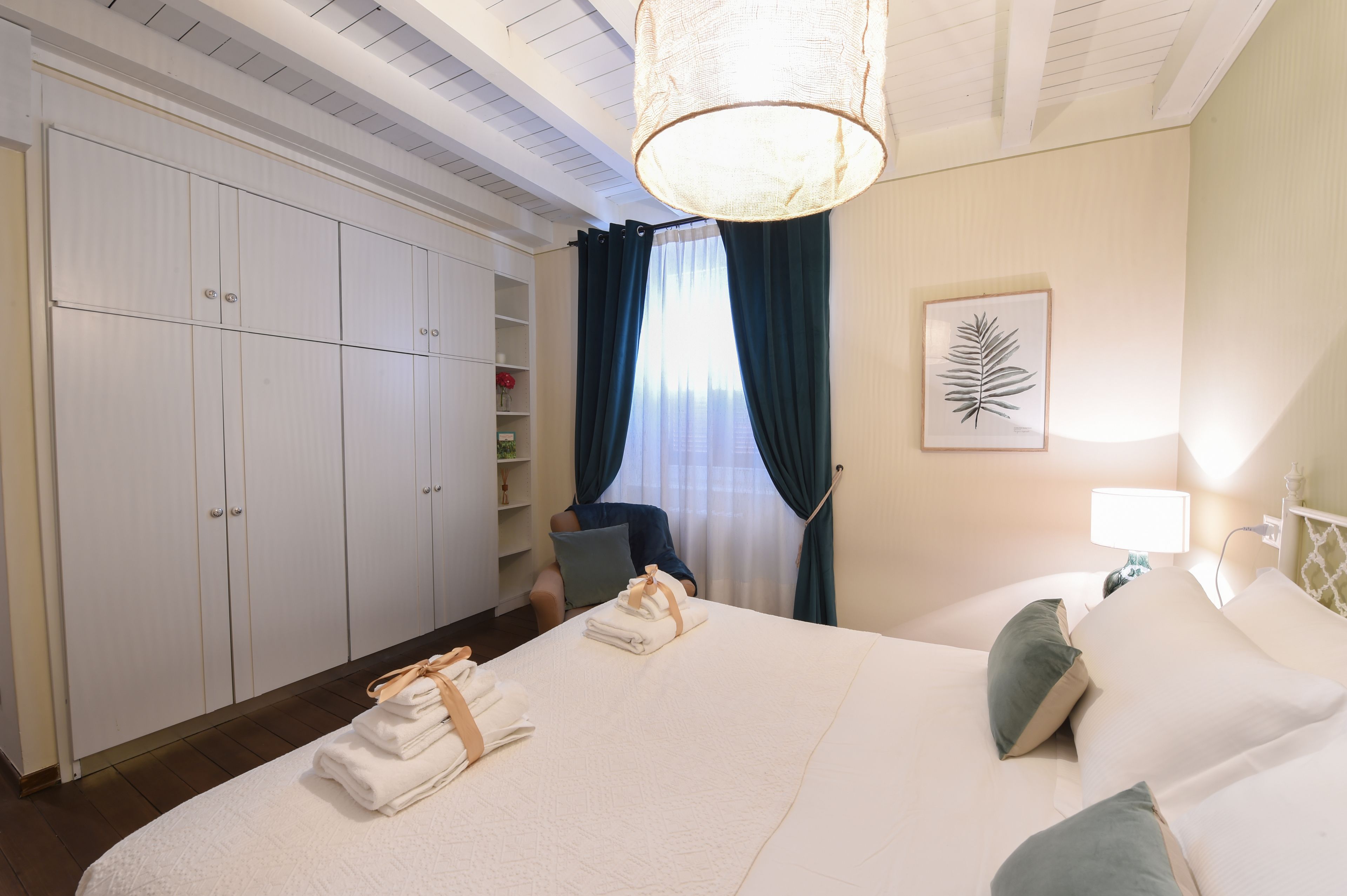 Ropa de cama de alta calidad, cubrecamas y minibar 