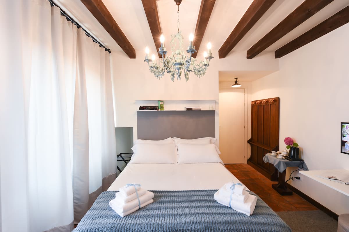 Biancheria da letto di alta qualità, copriletto in piuma, minibar