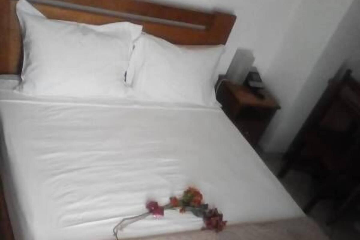 Escritorio, wifi gratis y ropa de cama