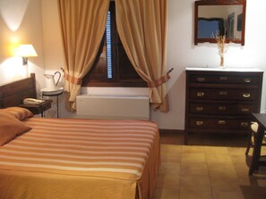 Rollaway beds, free WiFi, bed sheets - Hotel El Puerto (Puerto Lapice)