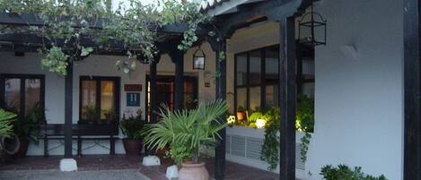 Fassade der Unterkunft – Abend/Nacht