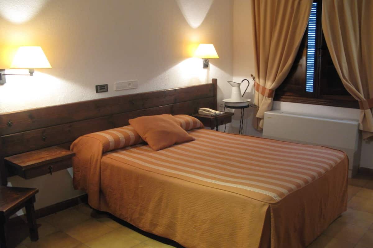Habitación con 1 cama matrimonial o 2 individuales | Camas extra, wifi gratis y ropa de cama
