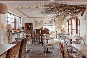 包含每日自助早餐